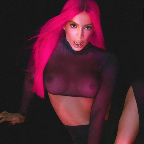 Anitta com roupa transparente