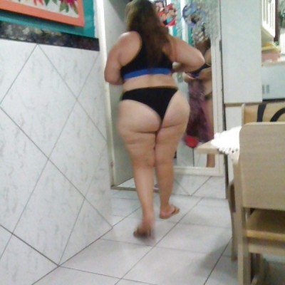 Exibindo o rabo da esposa gostosa