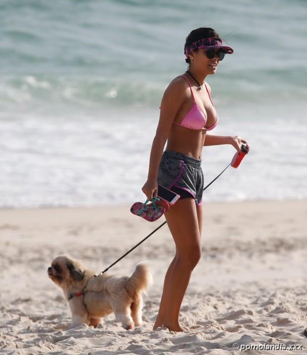 Ex BBB Munik Flagrada Na Praia - Foto 129768