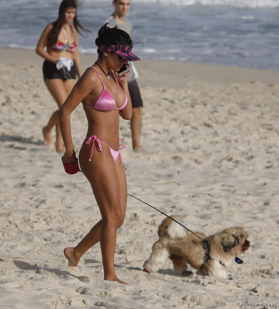 Ex BBB Munik Flagrada Na Praia - Foto 129774