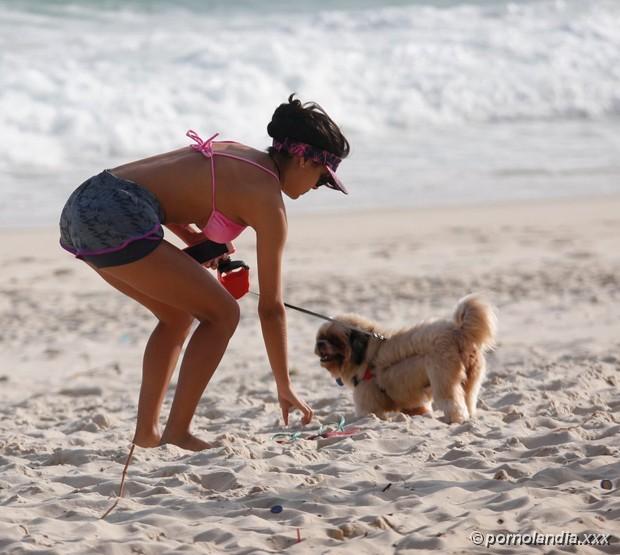 Ex BBB Munik Flagrada Na Praia - Foto 129775
