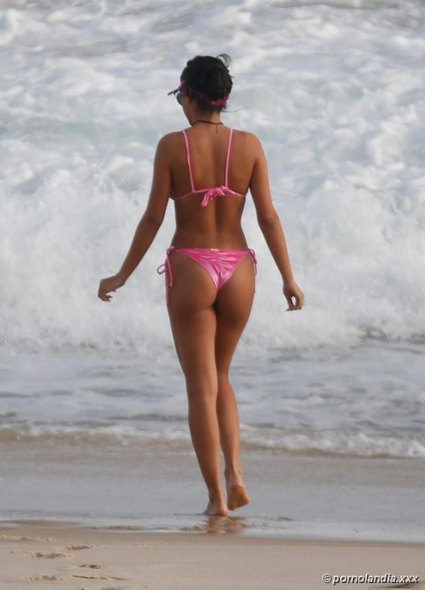 Ex BBB Munik Flagrada Na Praia - Foto 129777