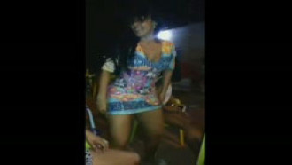Morena gostosa rabuda rebolando no bar