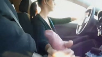 Batendo punheta pro amigo no carro e lambendo o dedo com porra