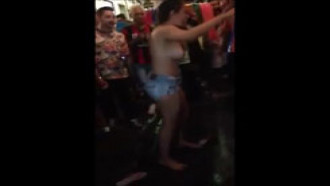 Safada ficou bêbada em festa da cidade e tirou a blusa