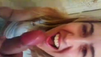 Ninfeta loira chupando seu namorado