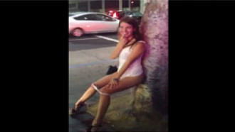 Flagrou a novinha aprontando no meio da rua