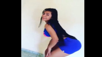 Gostosa dançando de shortinho sexy