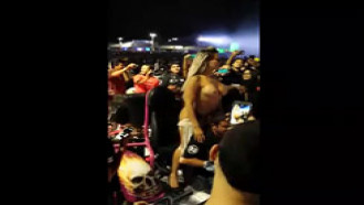 Loira Peituda Pelada em Publico na Festa de Motoqueiros