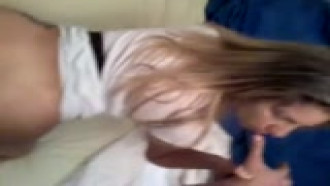 Namorada loira muito safada deixando filmar a transa