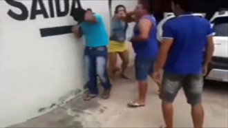 Marido corno pega mulher no flagra na porta de hotel e se revolta