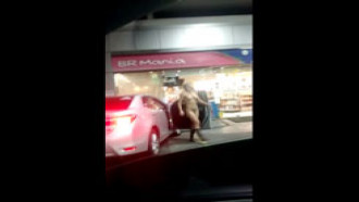 Garota de Programa Gostosa Flagrada Pelada no Posto de Gasolina