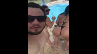 Gordinho Sortudo Com Duas Gostosas Interesseiras