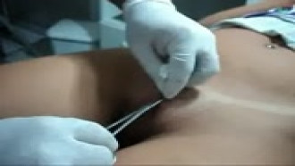 Colocando piercing na xoxota