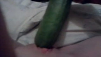 Argentina masturbando com pepino grande - colandose un pepino y se filma
