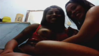 Daniele da Favela Alemão Rio de Janeiro com sua amiga