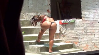 Flagra na favela mulata tomando sol e ando bronzeador