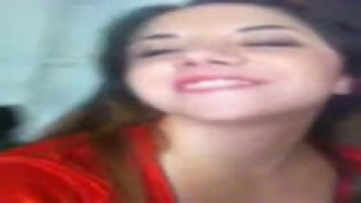 Mostrando a xana molhadinha