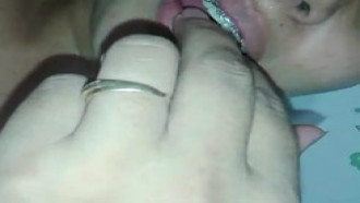 Casada brincando com sua xoxota lisinha