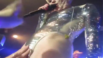 Vídeo de fãs ando o dedo na buceta de Miley Cyrus.