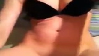 Novinha raspadinha se masturbando