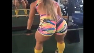 Rabuda deliciosa malhando short socado
