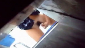 só mijadas flagradas em banheiro público