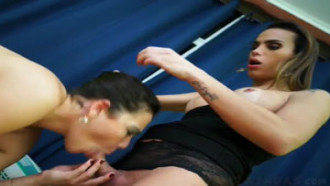 Mulher transando com travesti