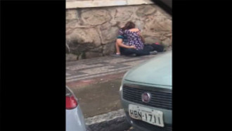 Casal flagrado transando em público no meio da rua