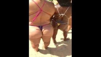 Morena e bunduda sendo filmadas na praia