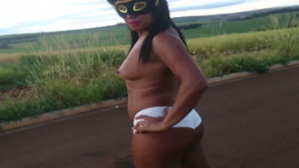 Morena provocando pelada na estrada