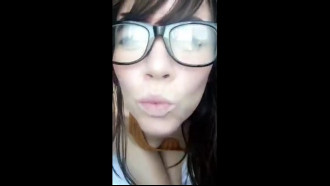 Morena rabuda dando uma palinha do cuzinho da buceta rosada