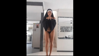 Diabinha da bunda gostosa fantasiando de freira