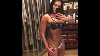 Gracyanne Barbosa exibindo corpo sarado
