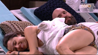 Paula Barbosa nua no BBB18 pagou peitinho ao vivo