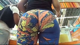 Bunduda com shortinho lycra todo enfiado no cu