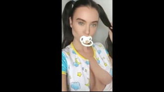 Lana Rhoades vestida de bebezinha querendo pau