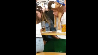 Namorada disfarçando e batendo punheta no oktoberfest