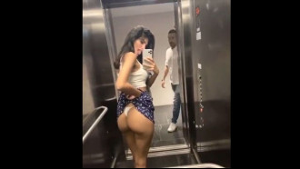 Safada foi fazer gracinha no elevador e foi flagrada