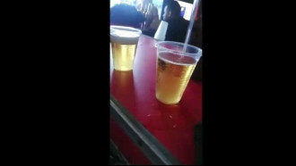 Conheceu duas putas no bar e comeu no cabaré
