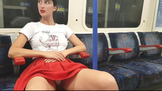 Safada no trem mostrando calcinha