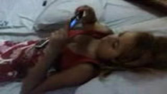 Filmando a putinha deitada sem calcinha na cama