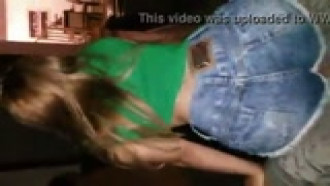 Loira gostosa dando de shortinho