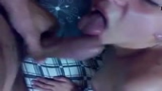 Namoradinha novinha do Paraná chupando cacete duro caiu na net